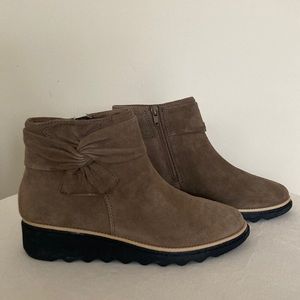 Clarks Boots suede Size 7.5 Tan
